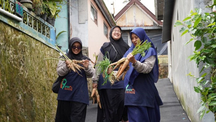 Siswa Kelas IX SMPIT Nur Hidayah Ikuti Keseharian Warga Desa Pancot, Tawangamangu Gambar Kosong